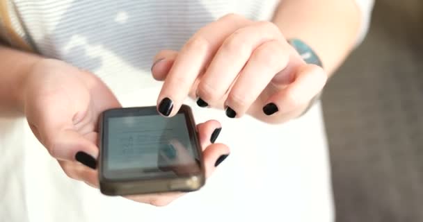 Mujer usando teléfono móvil — Vídeos de Stock