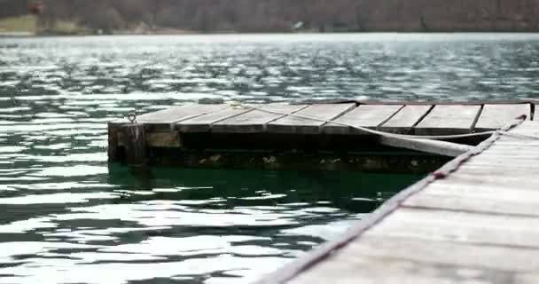 Muelle en el lago en un día de otoño — Vídeo de stock