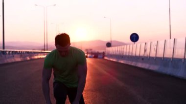 Gün batımında germe adam