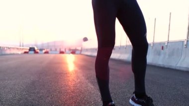 Gün batımında dinlenme adam