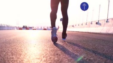 gün batımında koşan adam