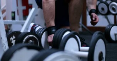 Spor salonunda erkek eğitimi.