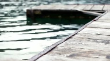 Bir sonbahar günü gölde iskelede