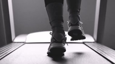 Bir koşu bandı üzerinde çalışan sporcu