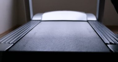 Bir koşu bandı üzerinde çalışan sporcu