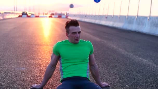 Hombre descansando al atardecer — Vídeo de stock