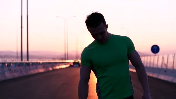 Hombre descansando al atardecer — Vídeo de stock