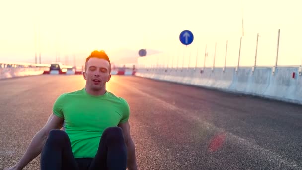 Exercício de homem na zona urbana — Vídeo de Stock