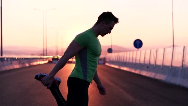 Hombre estirándose al atardecer — Vídeo de stock