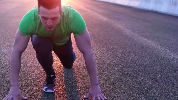 Man sträcker sig vid solnedgången — Stockvideo