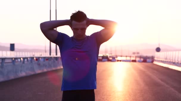 Desportista descansando ao pôr do sol — Vídeo de Stock