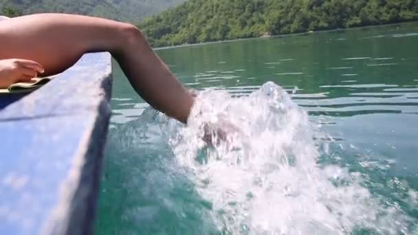 Женщина отдыхает на лодке — стоковое видео