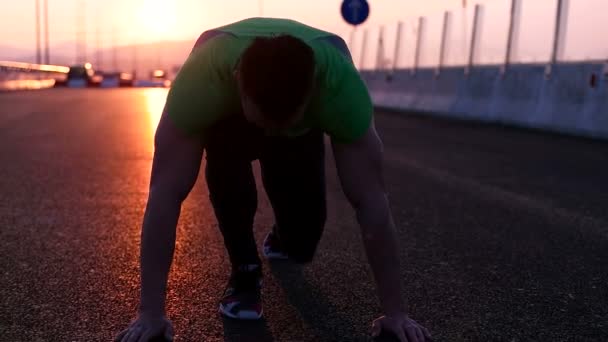 Spotsman descansando al atardecer — Vídeos de Stock