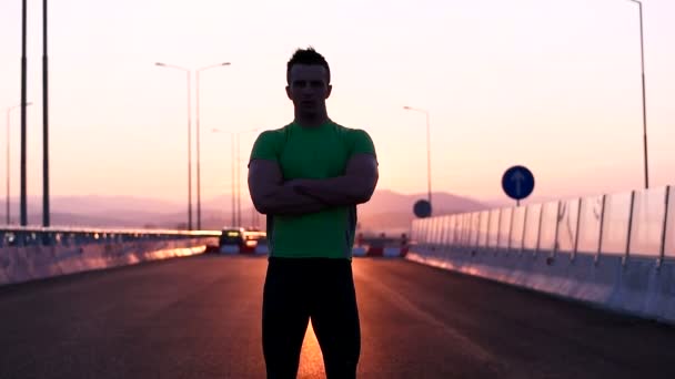 Hombre descansando al atardecer — Vídeo de stock