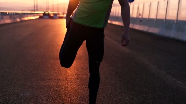 Hombre estirándose al atardecer — Vídeos de Stock