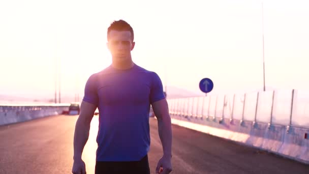 Deportista descansando al atardecer — Vídeos de Stock