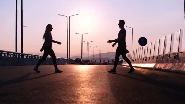 Hombre y mujer levantando las manos — Vídeos de Stock