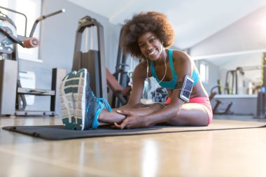 mindere uzanan kadın 