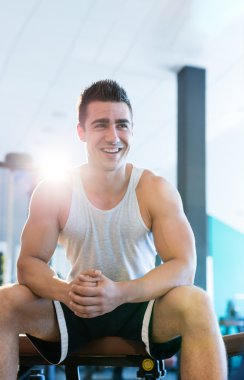 spor salonunda genç çalıştırıcı