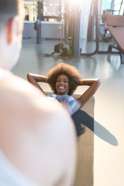 Kişisel Antrenörle Çalışan Kadın 