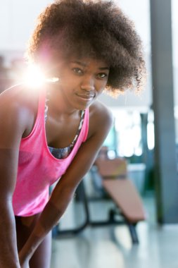 spor salonunda egzersiz kadın