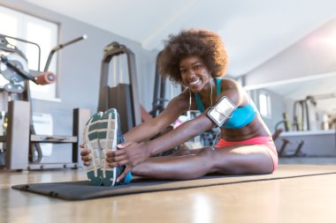 Mat spor salonunda uzanan kadın 