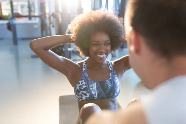 Mann und Frau beim Sport im Fitnessstudio — Stockfoto