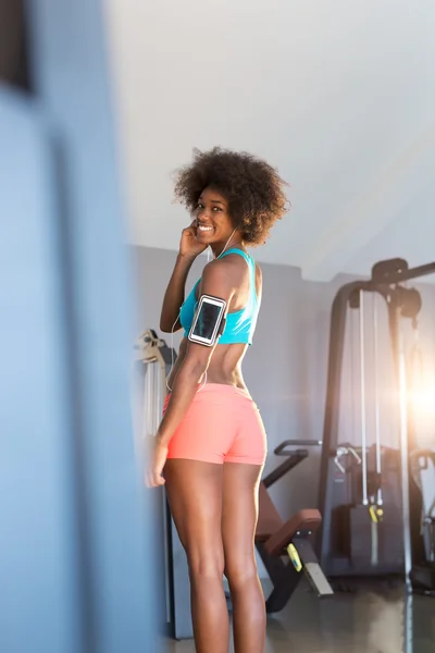 黑人妇女身穿健身装备 — 图库照片