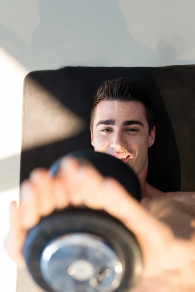 Hombre haciendo ejercicio con mancuerna — Foto de Stock