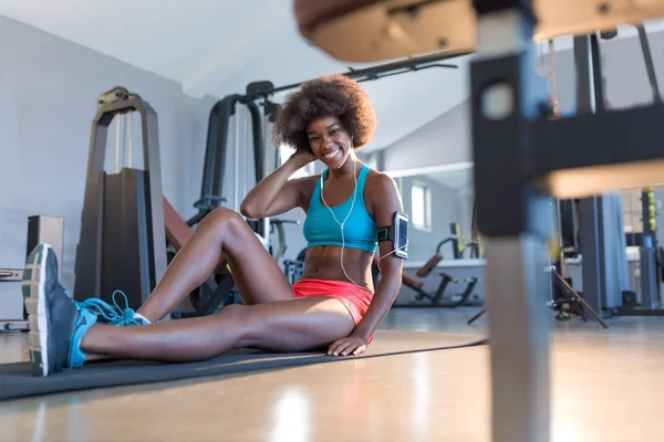 Afrikalı kadın spor salonunda egzersiz — Stok fotoğraf