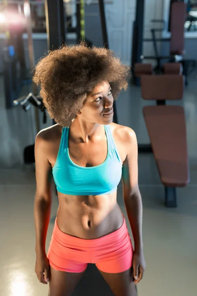 Schwarze Frau im Fitness-Outfit — Stockfoto