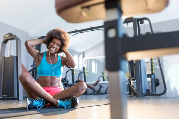 Afrikansk kvinna i en gymträning — Stockfoto