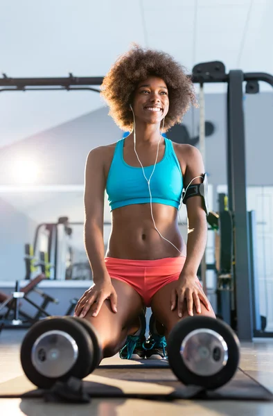 Afrikansk kvinna i en gymträning — Stockfoto