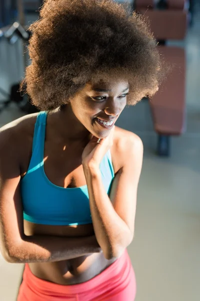 Αφρο αμερικανικό γυναίκα στο γυμναστήριο — Φωτογραφία Αρχείου