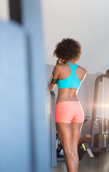 Schwarze Frau trainiert im Fitnessstudio — Stockfoto