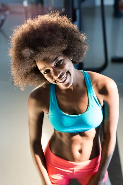 Afro amerikansk kvinna i gymmet — Stockfoto