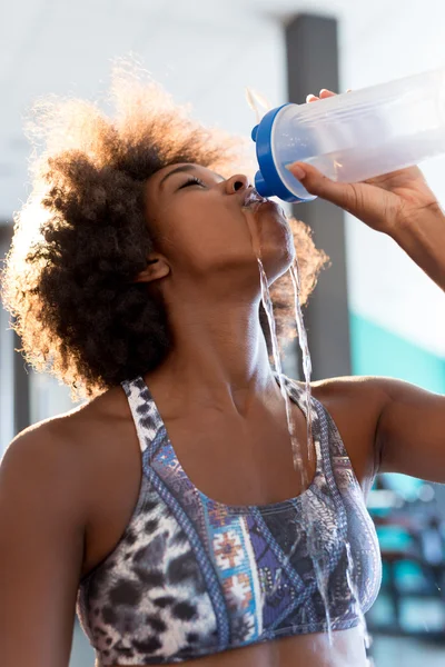 Donna che beve acqua in palestra — Foto Stock