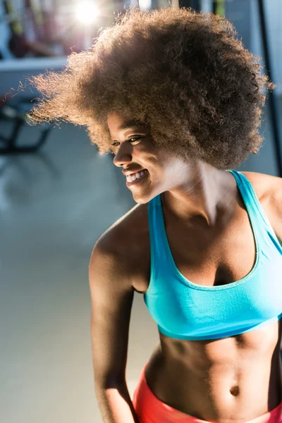 Afroamerikanerin im Fitnessstudio — Stockfoto