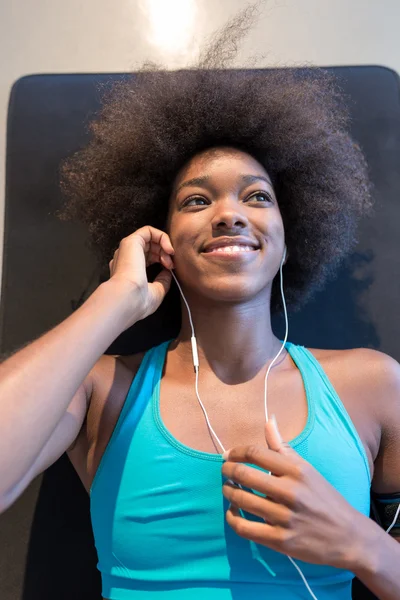 Zwarte vrouw trainen in de sportschool — Stockfoto