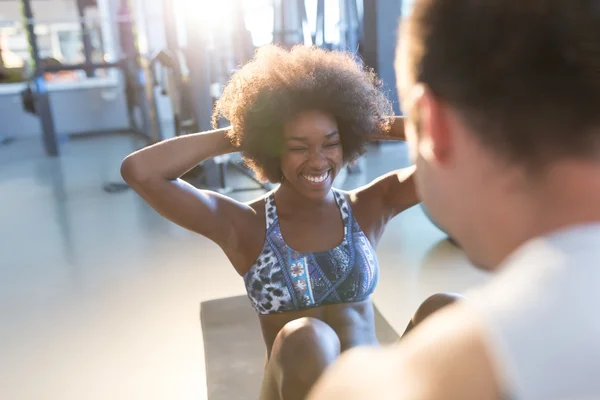 Erkek ve kadın spor salonunda egzersiz yaparak — Stok fotoğraf