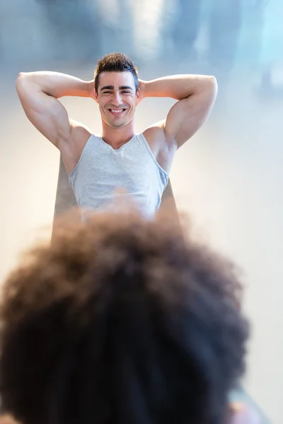 Erkek ve kadın spor salonunda egzersiz yaparak — Stok fotoğraf