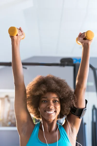 Mujer haciendo ejercicio en el gimnasio con pesas — Foto de Stock