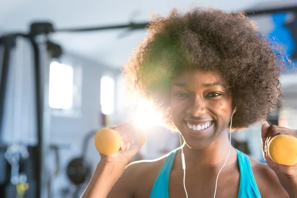 Frau trainiert im Fitnessstudio mit Hanteln — Stockfoto