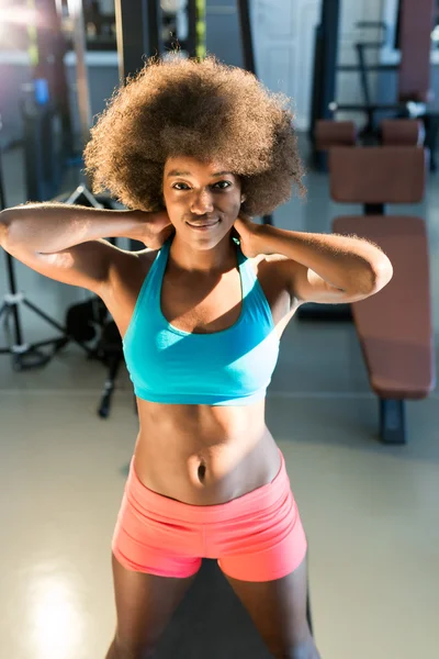 Αφρο αμερικανικό γυναίκα στο γυμναστήριο — Φωτογραφία Αρχείου