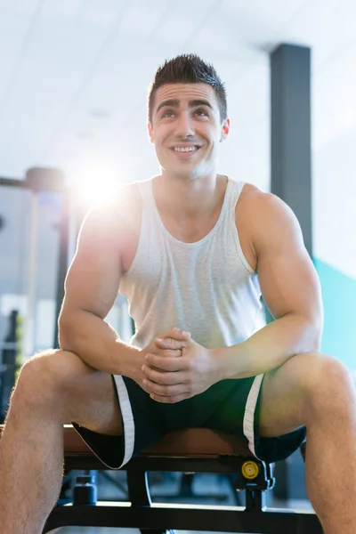 Hombre muscular en el gimnasio — Foto de Stock