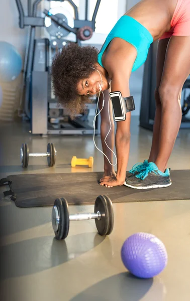 Kvinnan sträcker sig i gymmet — Stockfoto