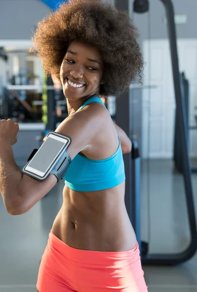 Spor salonunda egzersiz afro Amerikalı kadın — Stok fotoğraf