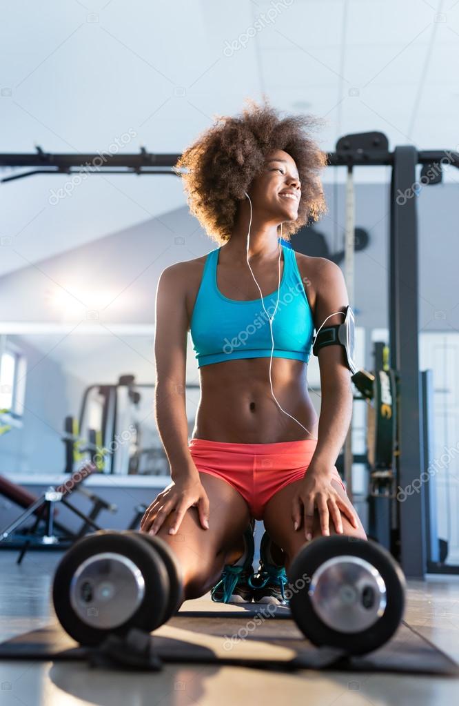 Mujer haciendo ejercicio en el gimnasio con pesas — Foto de stock