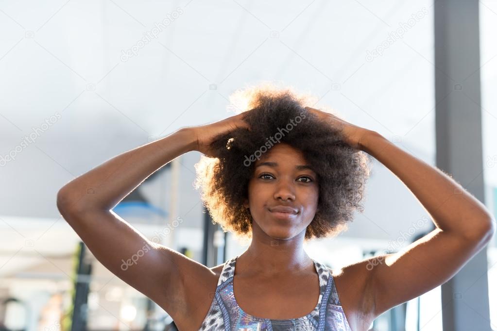 afro american woman working out in gym