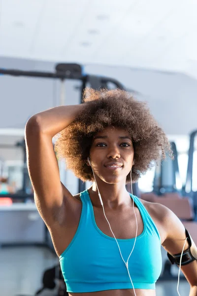 Afrikansk kvinna i ett gym — Stockfoto